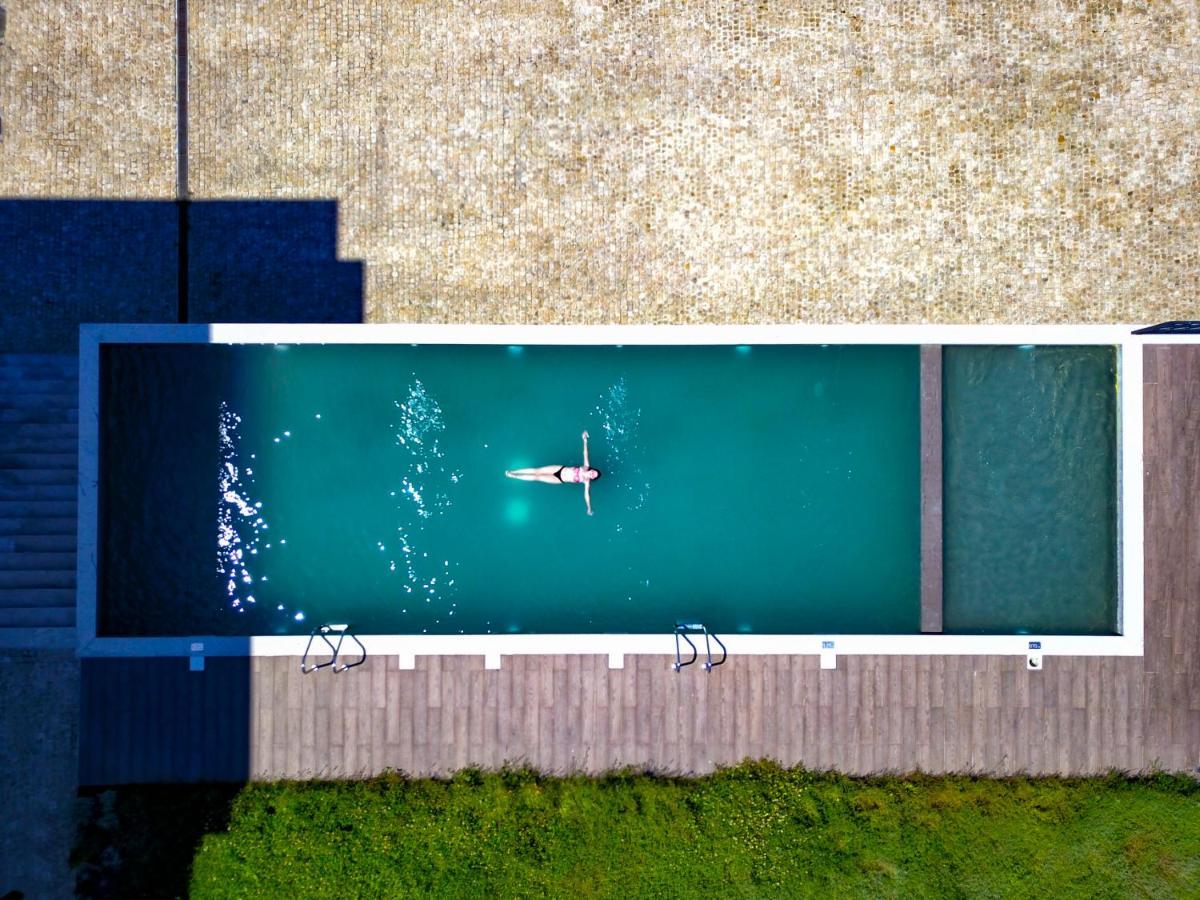 Mw Douro Wine & Spa Santa Marta de Penaguiao Exterior photo A swimming pool
