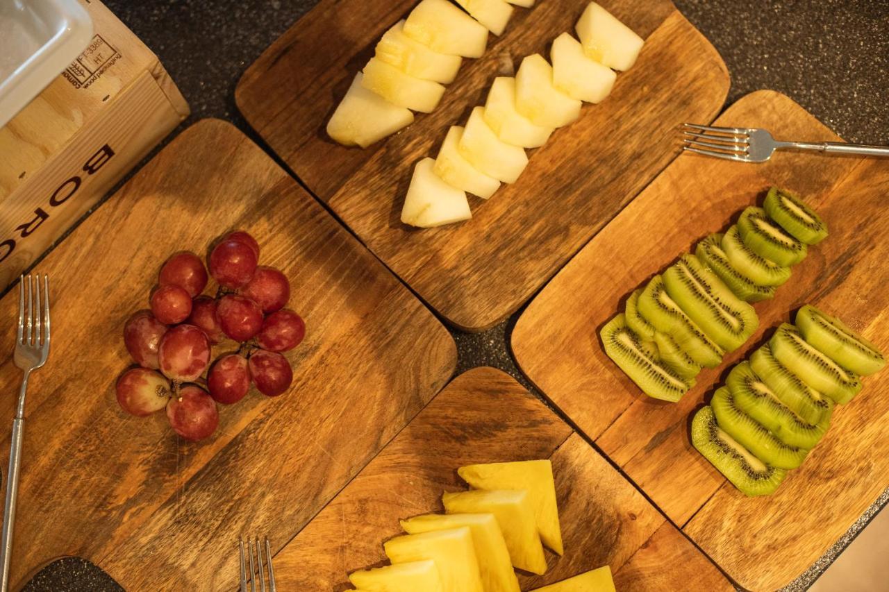 Mw Douro Wine & Spa Santa Marta de Penaguiao Exterior photo Fruit platters