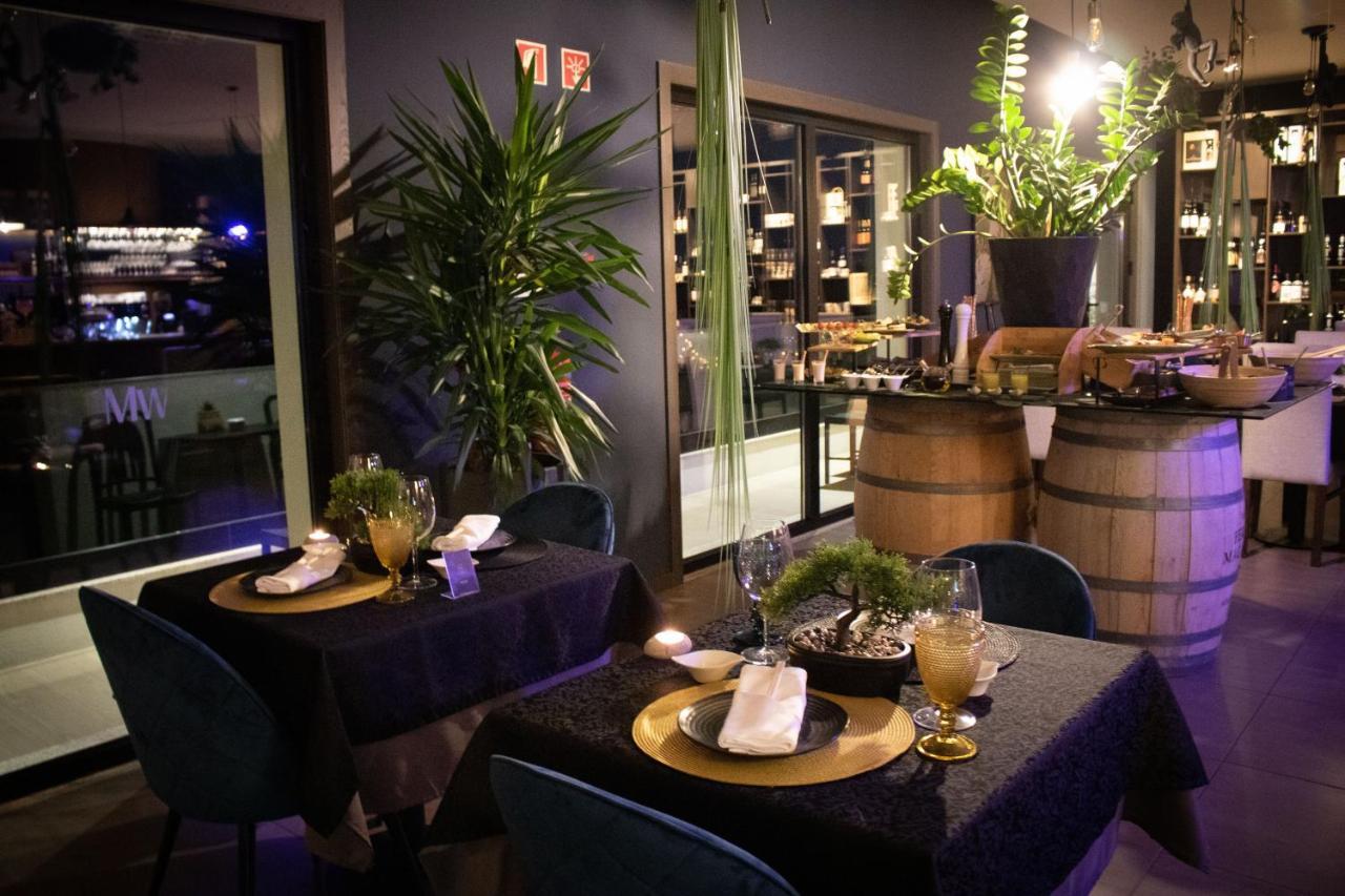 Mw Douro Wine & Spa Santa Marta de Penaguiao Exterior photo Restaurant in the hotel
