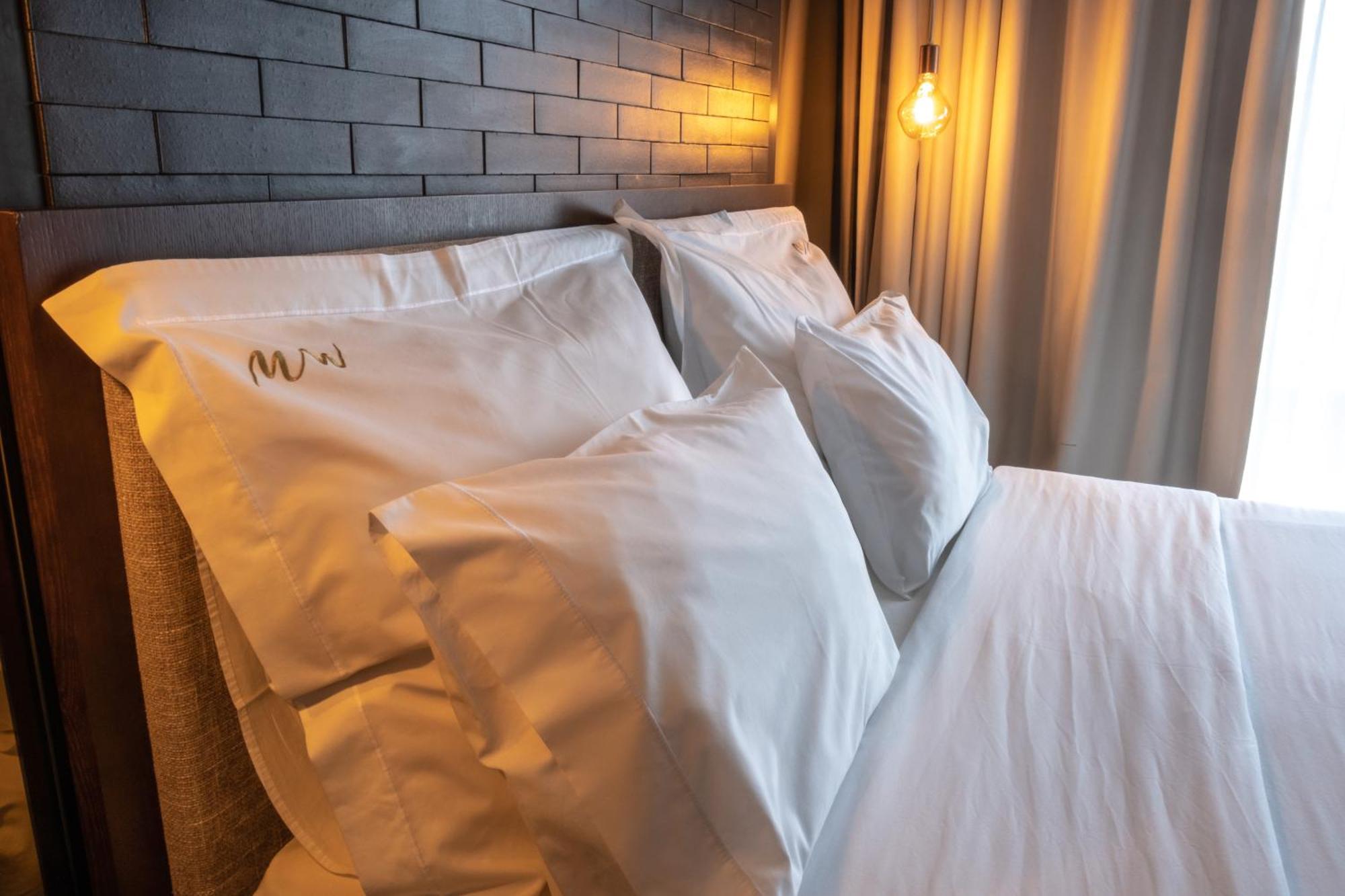 Mw Douro Wine & Spa Santa Marta de Penaguiao Exterior photo A bed with white sheets