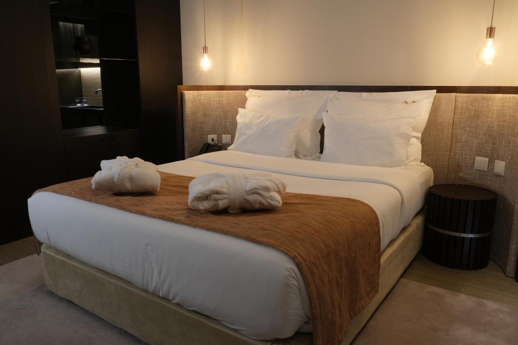 Mw Douro Wine & Spa Santa Marta de Penaguiao Exterior photo A bed in a hotel room