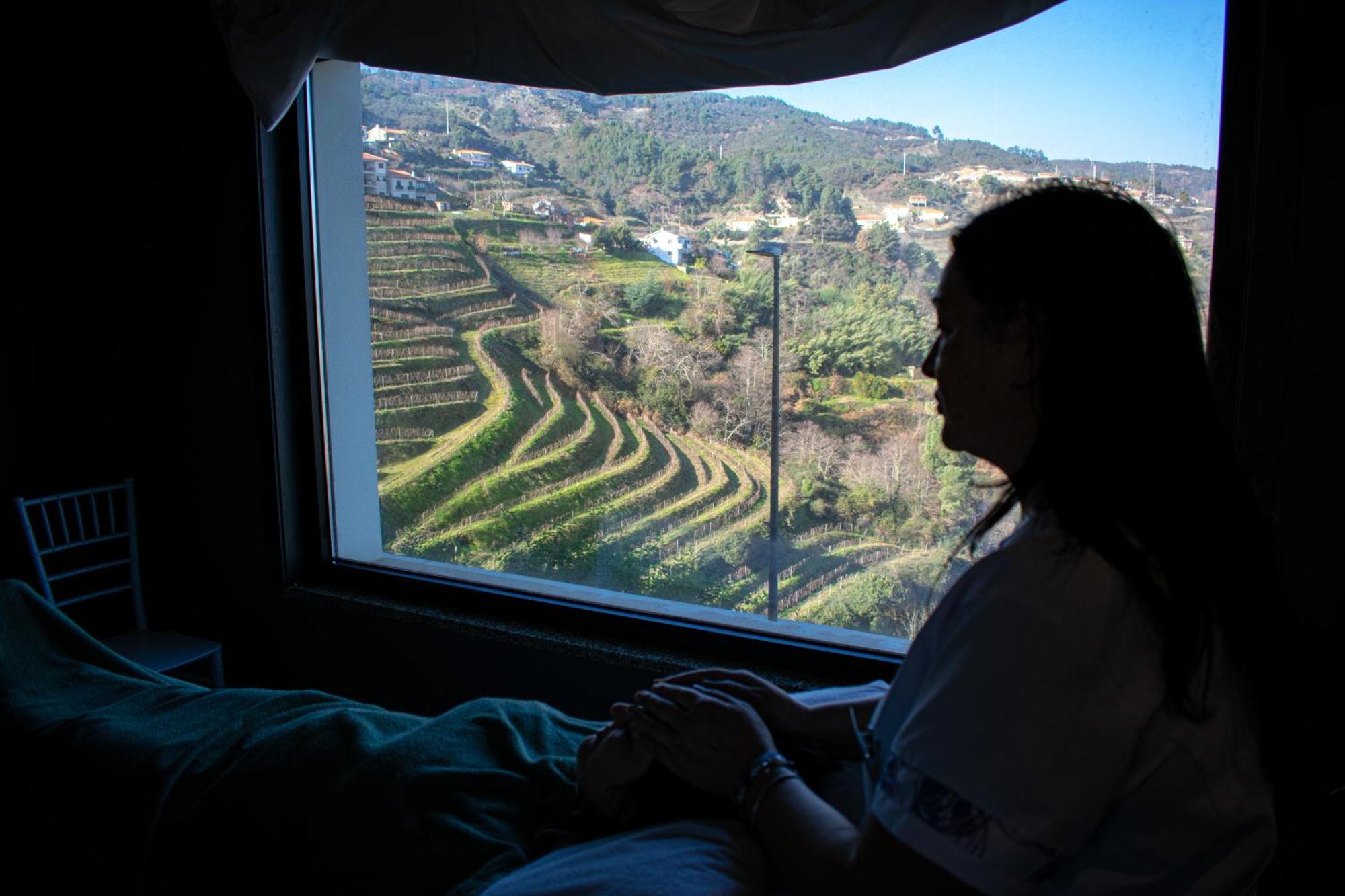 Mw Douro Wine & Spa Santa Marta de Penaguiao Exterior photo A woman looking out of a window