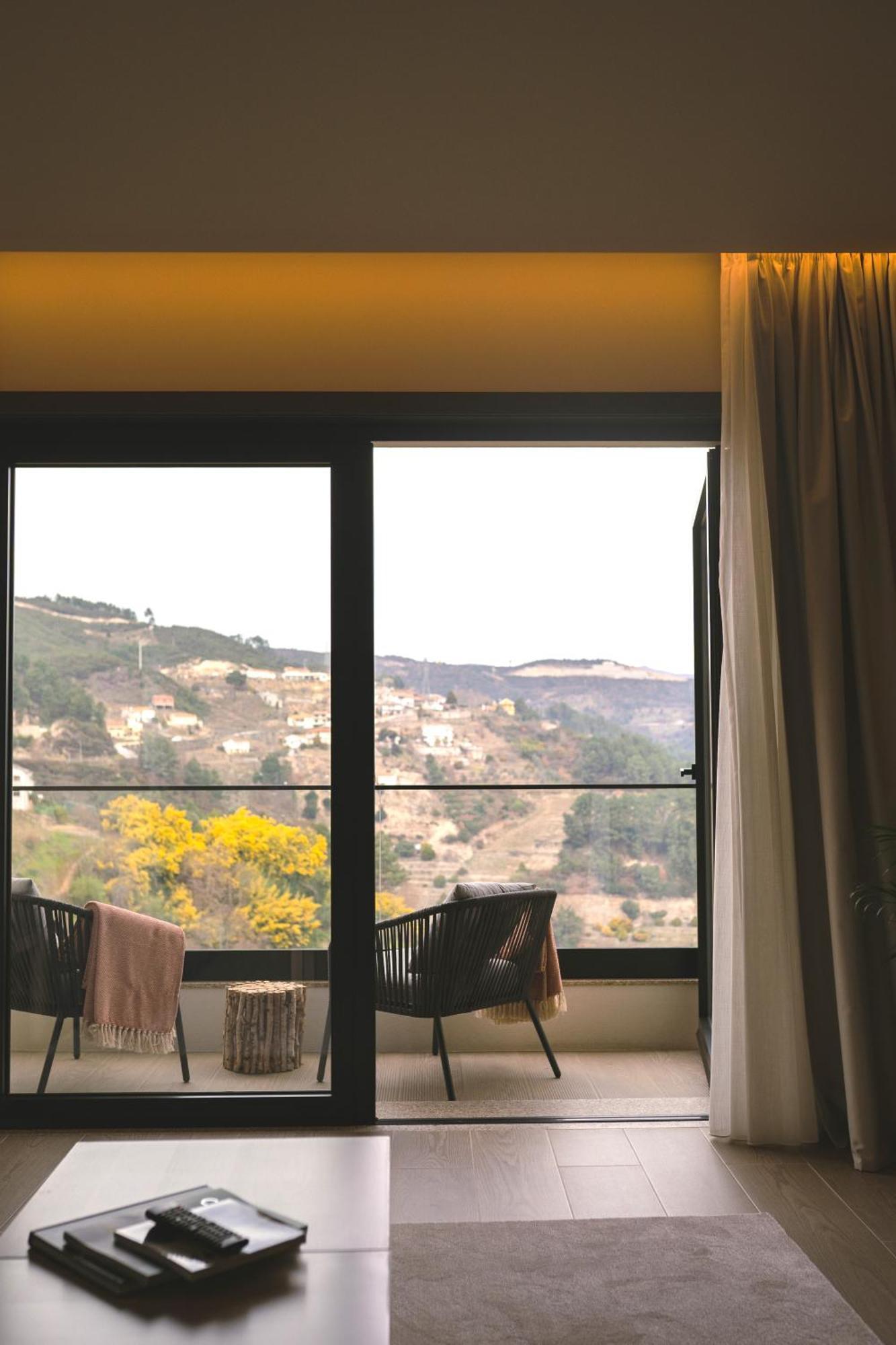 Mw Douro Wine & Spa Santa Marta de Penaguiao Exterior photo View of the village from the hotel