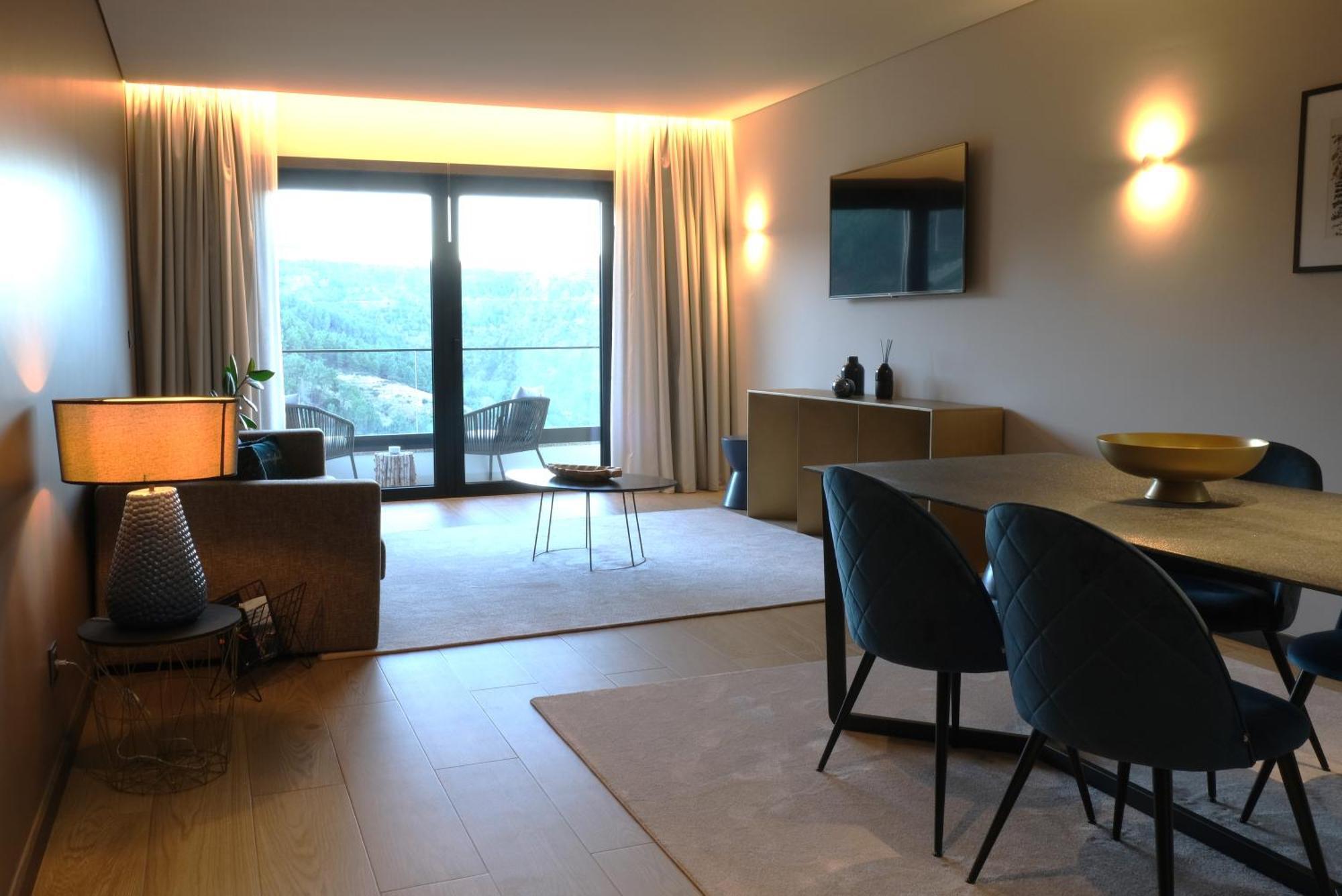 Mw Douro Wine & Spa Santa Marta de Penaguiao Exterior photo A suite at the hotel