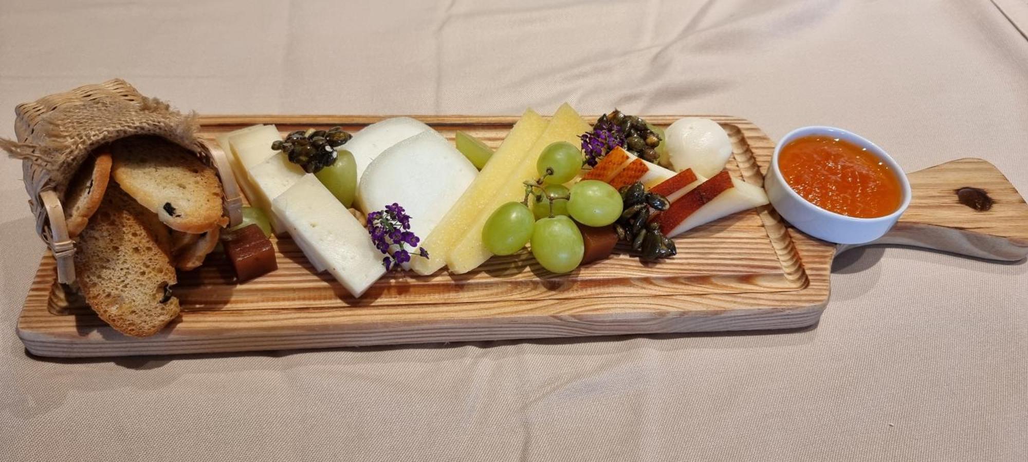 Mw Douro Wine & Spa Santa Marta de Penaguiao Exterior photo Cheese platter